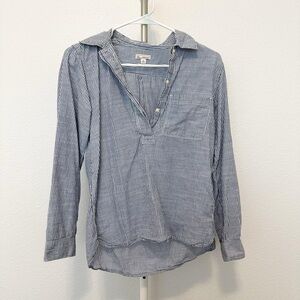 Vintage Gap White and Blue Striped Button Up Shirt with a Relaxed Fit